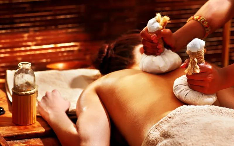 Le massage ayurvédique  : techniques et bienfaits
