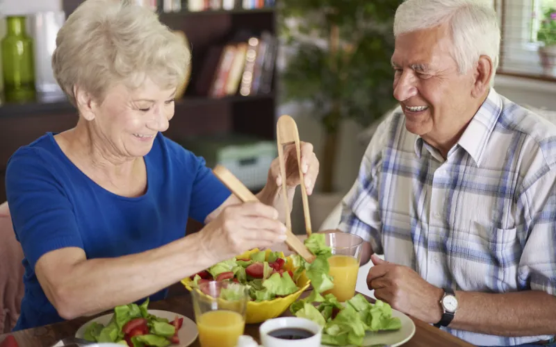 Comment stimuler l'appétit d'une personne âgée peu encline à manger ?  