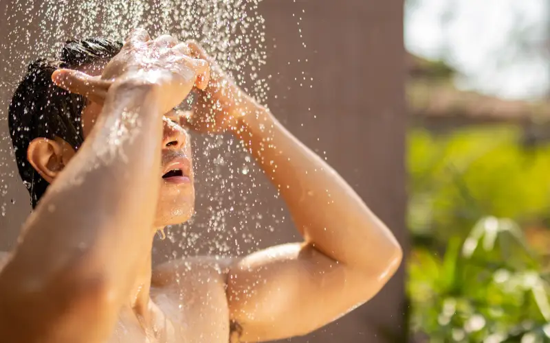 Les bienfaits de la douche froide : mythe ou réalité ?