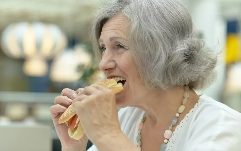Le manger mains : une alimentation sans couverts pour seniors dépendants
