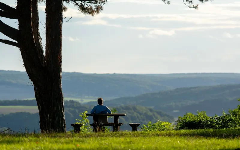 Solitude : comment en sortir et retrouver un lien social ?