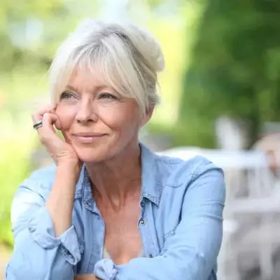 Cheveux blancs : comment les accepter ?