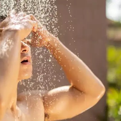 Les bienfaits de la douche froide : mythe ou réalité ?