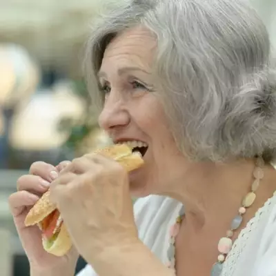 Le manger mains : une alimentation sans couverts pour seniors dépendants