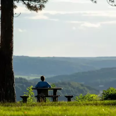 Solitude : comment en sortir et retrouver un lien social ?